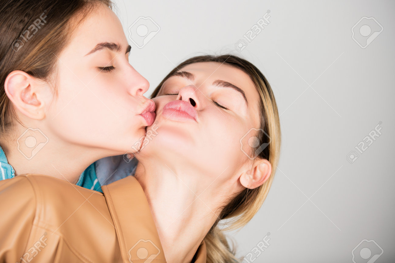 きれいなレズ画像 キスをする若いかわいいモデルのポートレート。美しい目をした2人の女の子がキスをし、素敵な唇。レズビアンカップルがキスします。完璧な眉毛とまつ毛。顔と化粧品の広告、完璧なメイク。の写真素材・画像素材  Image 208434426