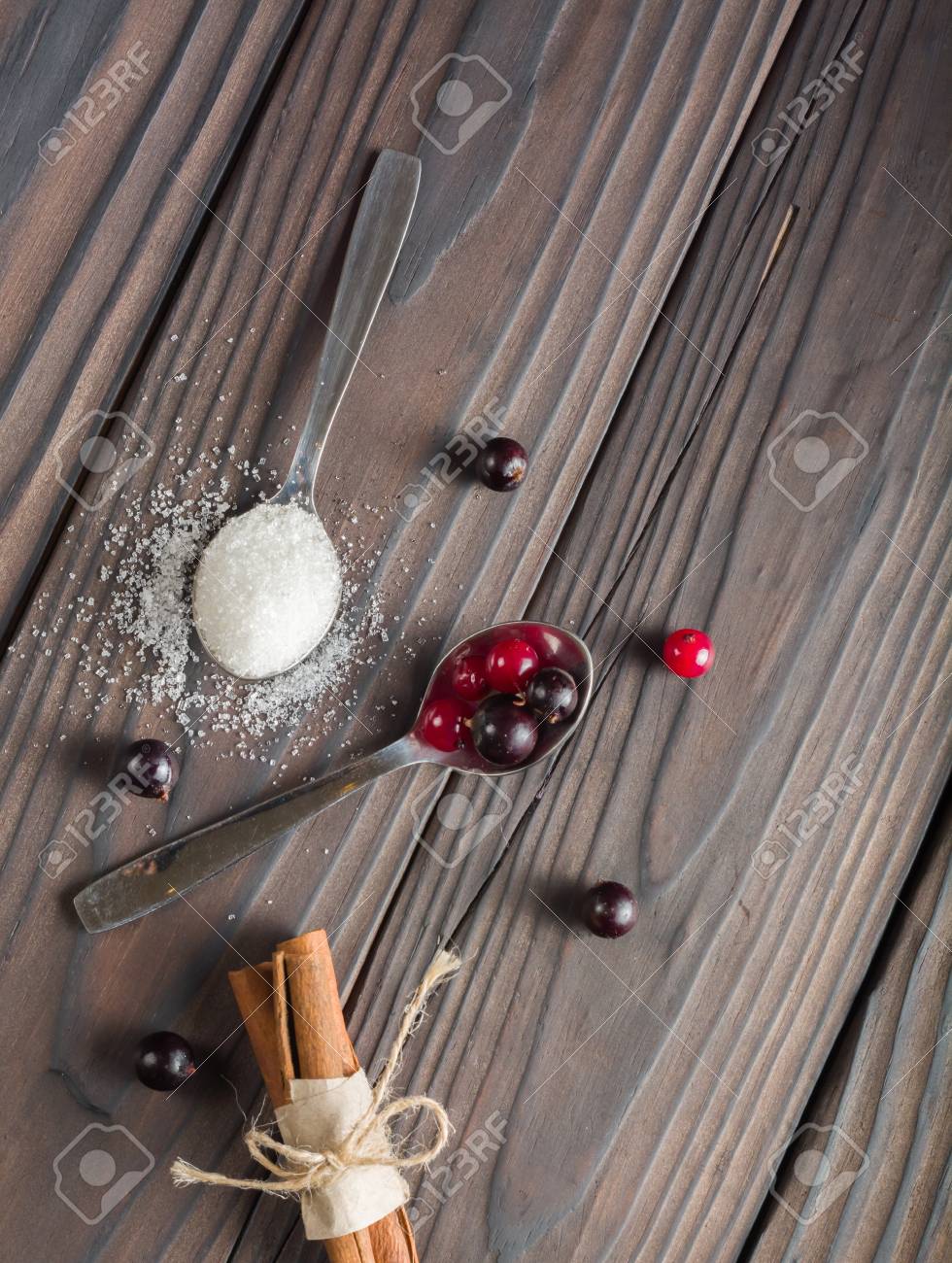 Bagas Em Uma Colher Groselha Vermelha E Preta Fundo De Madeira Escura Porcao De Vitaminas Para A Saude Fotos Retratos Imagenes Y Fotografia De Archivo Libres De Derecho Image 69959329