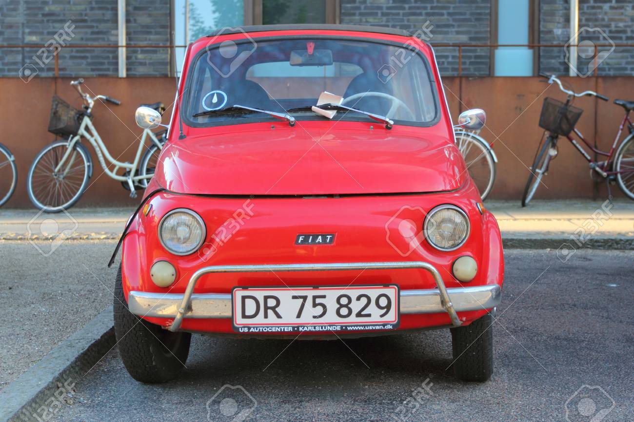 コペンハーゲン デンマーク 14 年 5 月 26 日 14 年 5 月の 26 日にコペンハーゲンの街でレトロな車が赤フィアット 500 の写真素材 画像素材 Image