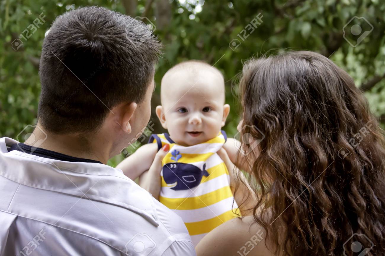 ママとパパの赤ちゃんと一緒にポーズをクローズ アップ の写真素材 画像素材 Image