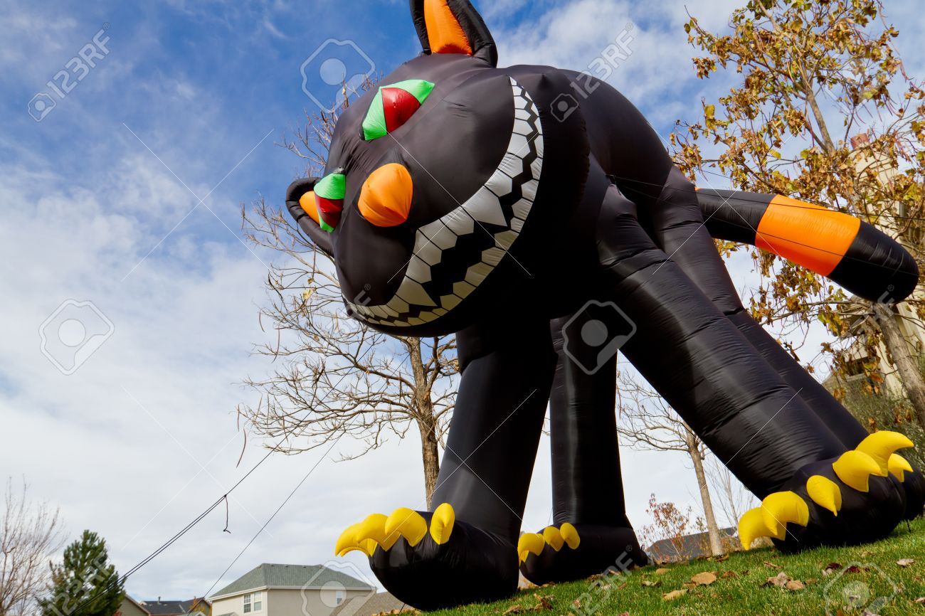 Grand Gonflable Halloween Noir Décoration Pelouse Chat Banque D'images Et  Photos Libres De Droits. Image 16033836.