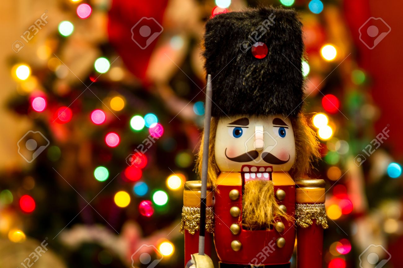 Soldat Nussknacker Statue Stand Vor Der Geschmuckten Weihnachtsbaum Lizenzfreie Fotos Bilder Und Stock Fotografie Image 17422925