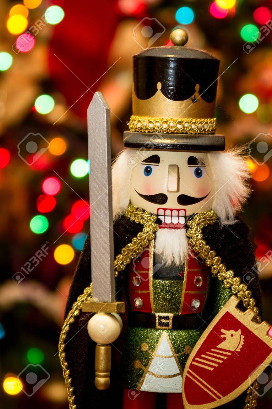 Konig Nussknacker Statue Stand Vor Geschmuckten Weihnachtsbaum Lizenzfreie Fotos Bilder Und Stock Fotografie Image 17423804