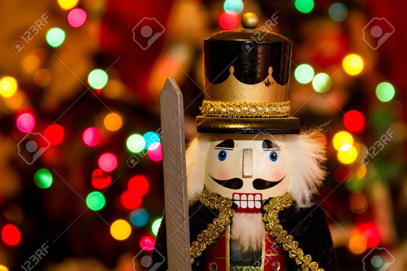 Konig Nussknacker Statue Stand Vor Der Geschmuckten Weihnachtsbaum Lizenzfreie Fotos Bilder Und Stock Fotografie Image 17422930