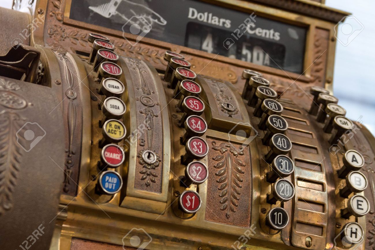 ボタンの表示で 前部からの旧式なレジ の写真素材 画像素材 Image