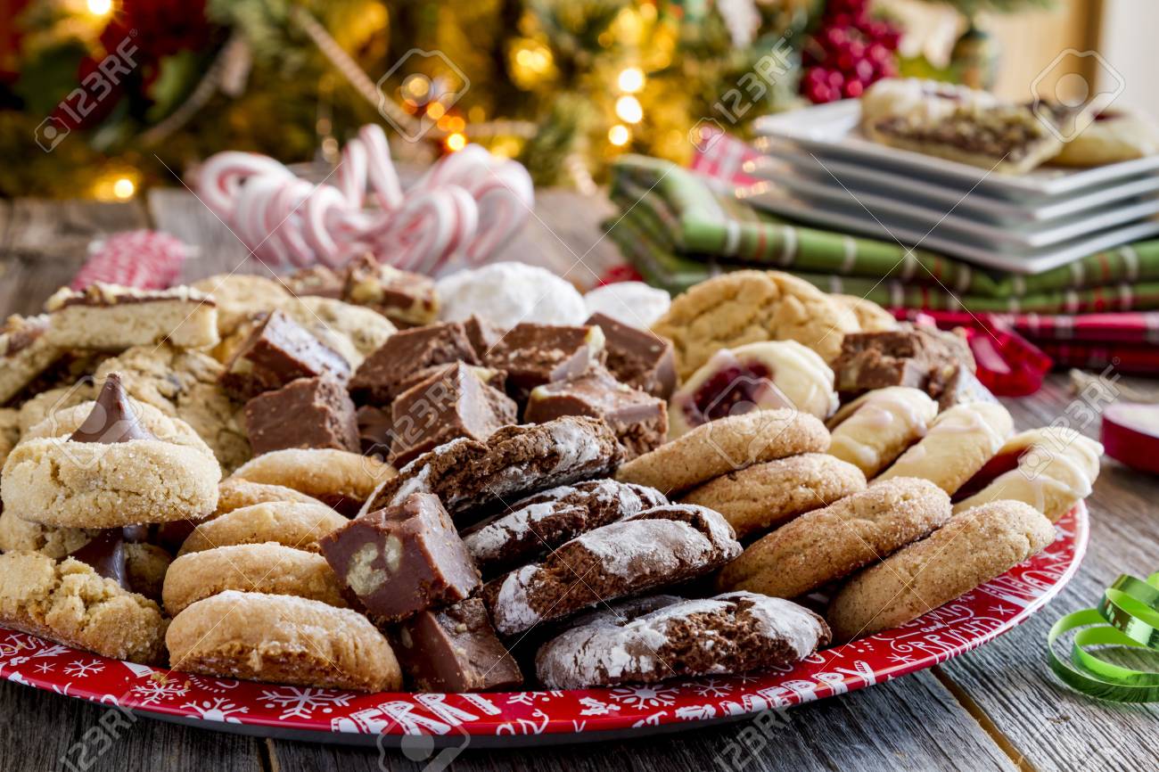 自家製クッキー 白いお皿とクリスマス ツリーの前でホリデイ ナプキンの大皿での休日パーティー テーブル の写真素材 画像素材 Image