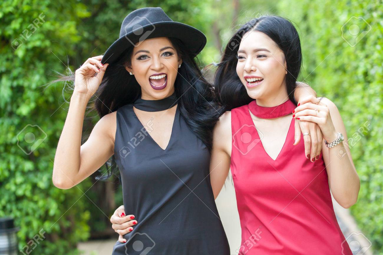 二人幸せと活発な女性の親友一緒に良い時間を過ごして友情で楽しい時間の概念 の写真素材 画像素材 Image