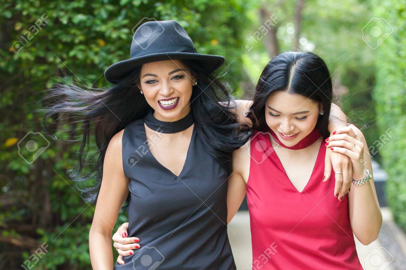 二人幸せと活発な女性の親友一緒に良い時間を過ごして友情で楽しい時間の概念 の写真素材 画像素材 Image