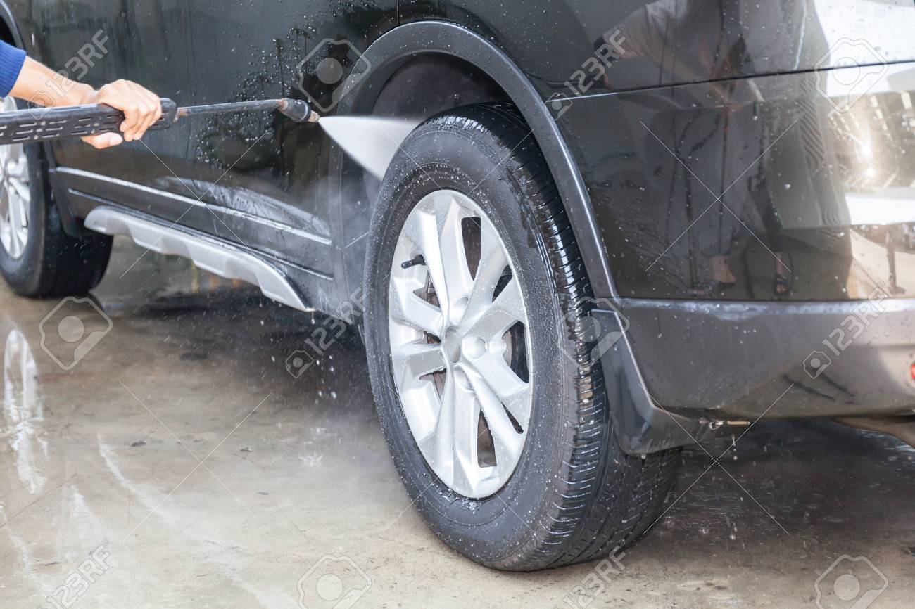 高圧洗浄機 車のタイヤにフォーカス が付いている車を洗濯とクリーニングの人々 の写真素材 画像素材 Image