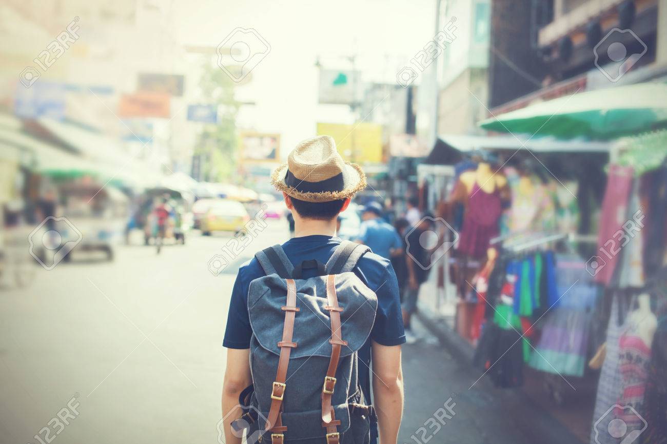 若いアジアのタイ バンコクのカオサン通り屋外市場でバックパッカーの旅 の写真素材 画像素材 Image 若いアジアのタイ バンコクのカオサン通り屋外市場でバックパッカーの旅 の写真素材 画像素材 Image