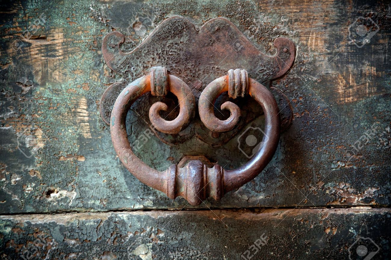 Antique Door-knocker On Old Door With Beautifull Texture Stock Photo antique door-knocker on old door with beautifull texture Stock Photo - 17247256 - Antique Door-knocker On Old Door With Beautifull Texture Stock Photo