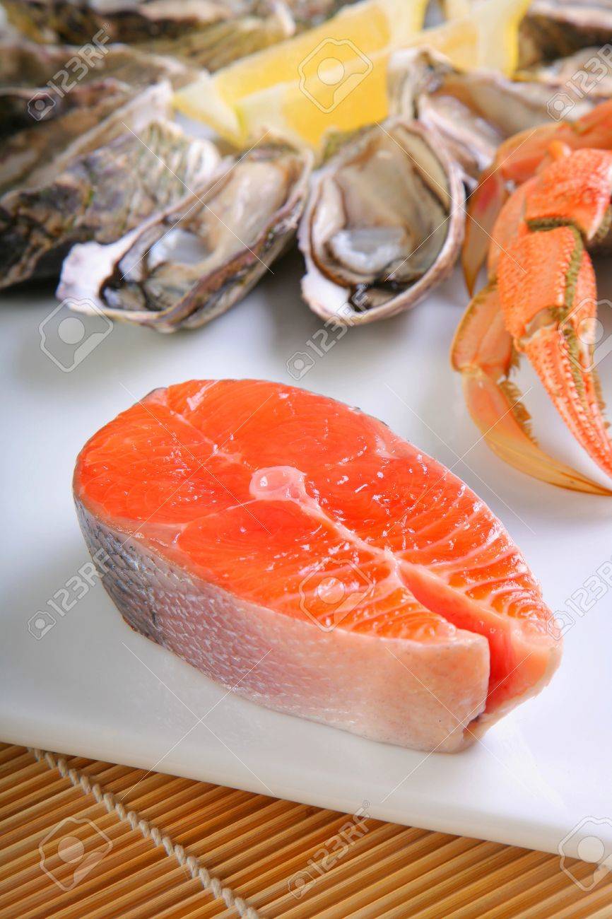 Escalope De Saumon De L Atlantique Au Crabe Et Les Huitres Banque