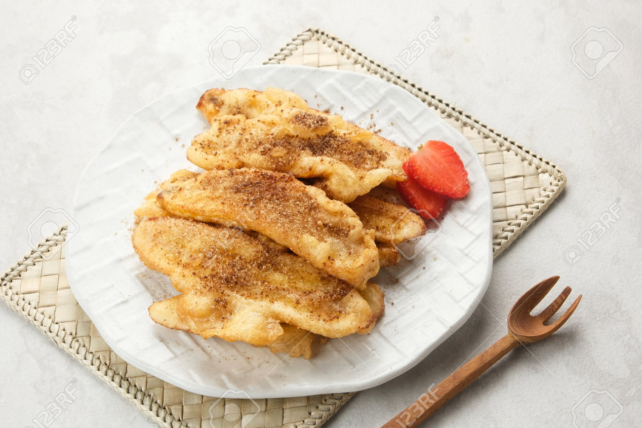 Pisang Goreng Or Banana Fritters With A Sprinkling Of Palm Sugar Served In  White Plate. Indonesian Food Stock Photo, Picture and Royalty Free Image.  Image 202315296., image size:1300x867