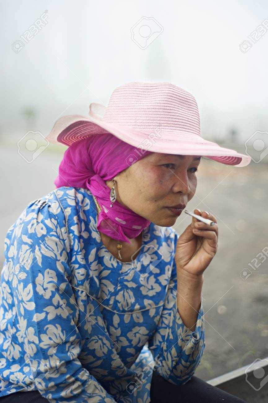 Probolingo インドネシア 4 月 24 11 正体不明のインドネシア女性喫煙タバコ インドネシアでの喫煙がインドネシアで以上 1 億 6500 万人煙として 一般的です インドネシア人の 63 の男性および女性の 5 として報告された喫煙者は踏太 の写真素材 画像素材