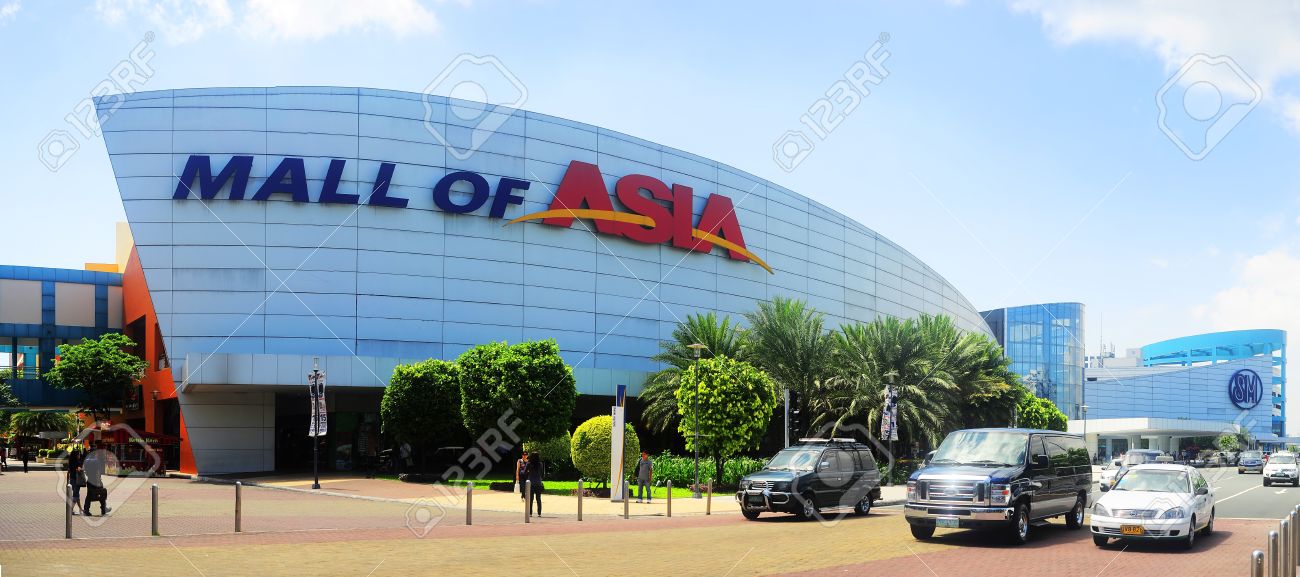 マニラ フィリピン 12 年 4 月 3 日 アジアの Sm モール Moa はマニラのショッピング モールです Sm モール オブ エイジアは フィリピンで第 2 の最大のショッピング モールおよび世界の第 4 回最大のショッピング モールです それの 42 ヘクタールの面積で