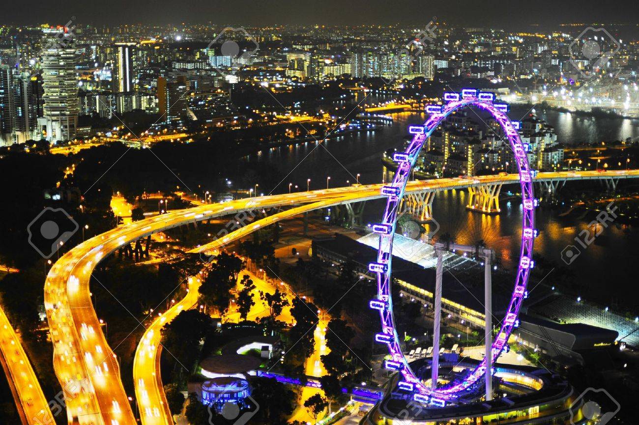 aerial view on singapore flyer the largest ferris wheel in stock singapore flyer ruota panoramica