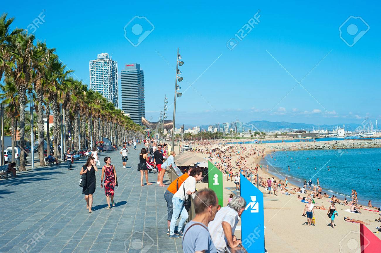 Barcelone Espagne 23 Septembre 2013 Des Gens Non Identifiés à La Ville De Barcelone Plage 400 Mètres De Long Il Est Lun Des 10 Plus Belles