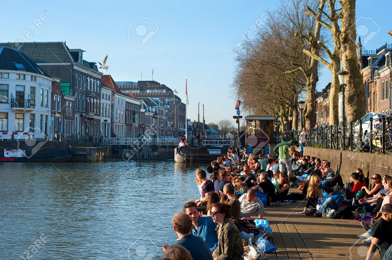 ユトレヒト オランダ 14 年 3 月 9 日 人々 は中央のユトレヒトの川運河沿いに太陽の下でリラックスできます ユトレヒトはオランダの ユトレヒト州で最も人口の多い都市 首都です の写真素材 画像素材 Image