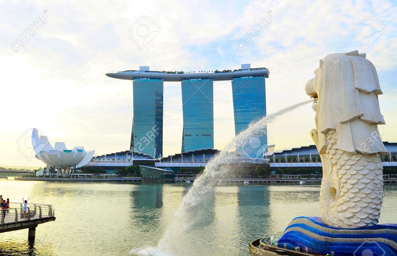シンガポール 13 年 5 月 9 日マーライオン シンガポールのマリーナ ベイ サンズのホテル前の噴水します マーライオン はシンガポールの象徴として見られて ライオンの頭と想像上の生き物 の写真素材 画像素材 Image