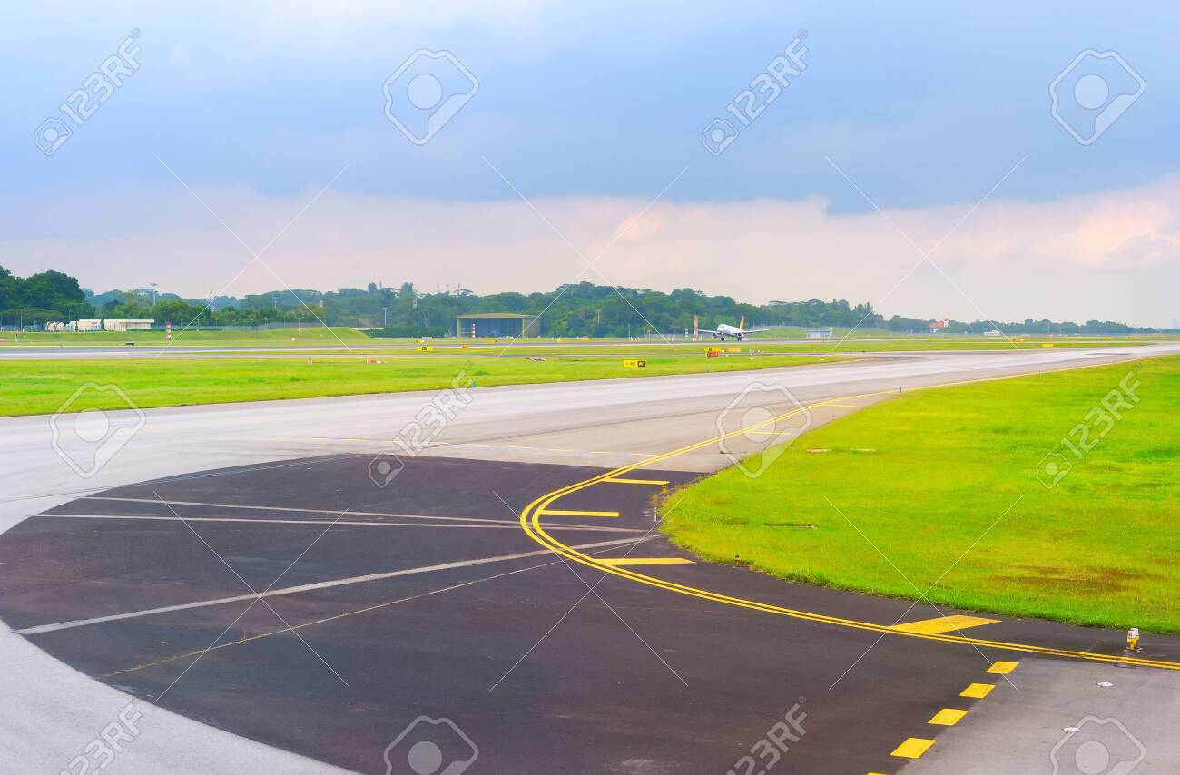 Pista Vazia No Aeroporto De Changi Em Singapura, Avião De Partida No Fundo  Foto Royalty Free, Gravuras, Imagens e Banco de fotografias. Image 124056047, image size:1300x854