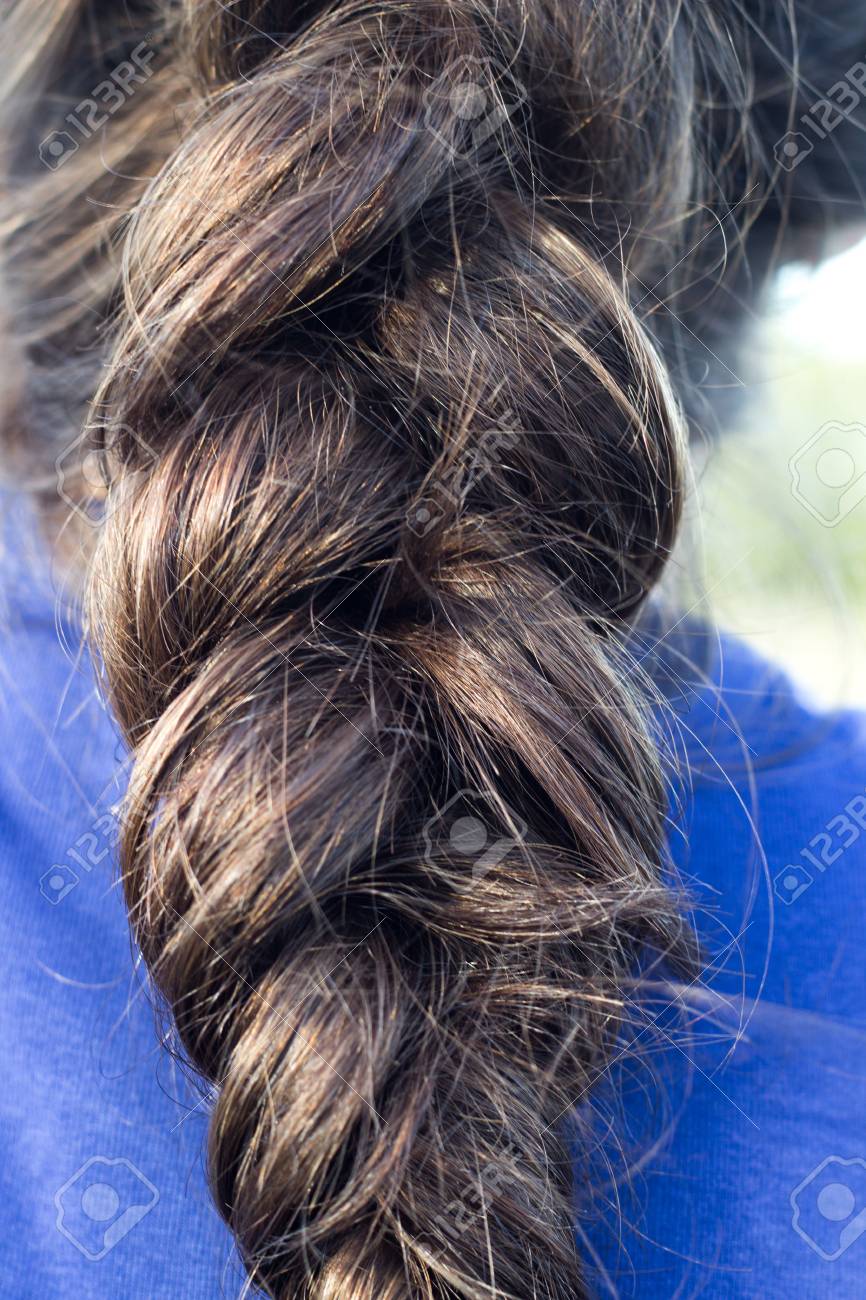 髪型を三つ編み ブルネット暗い茶色または黒い長い髪をクローズ アップ 男男髪 非常に強く 太い の写真素材 画像素材 Image