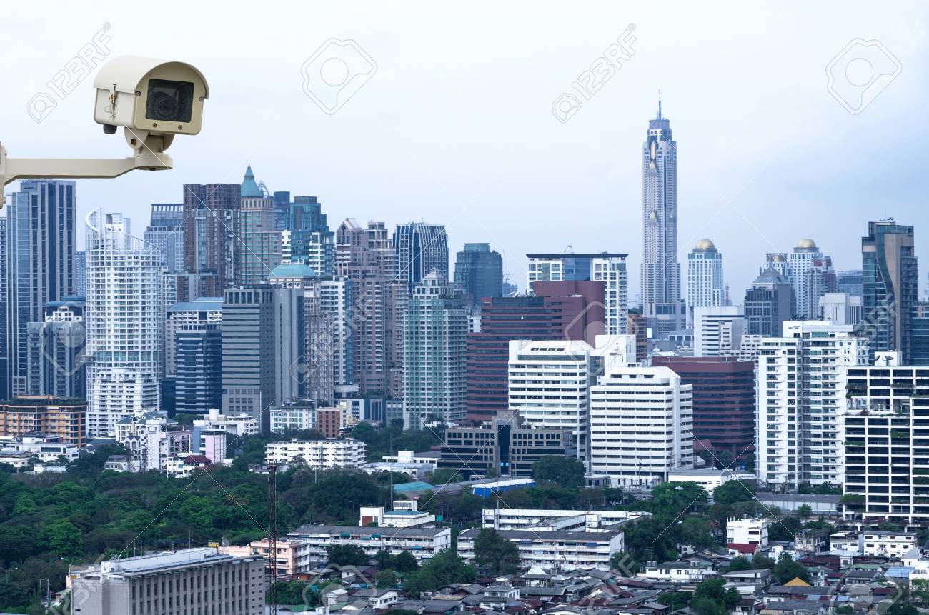 街並み超高層ビル屋上の平面図上のトラフィックの動きを監視するセキュリティ カメラ の写真素材 画像素材 Image