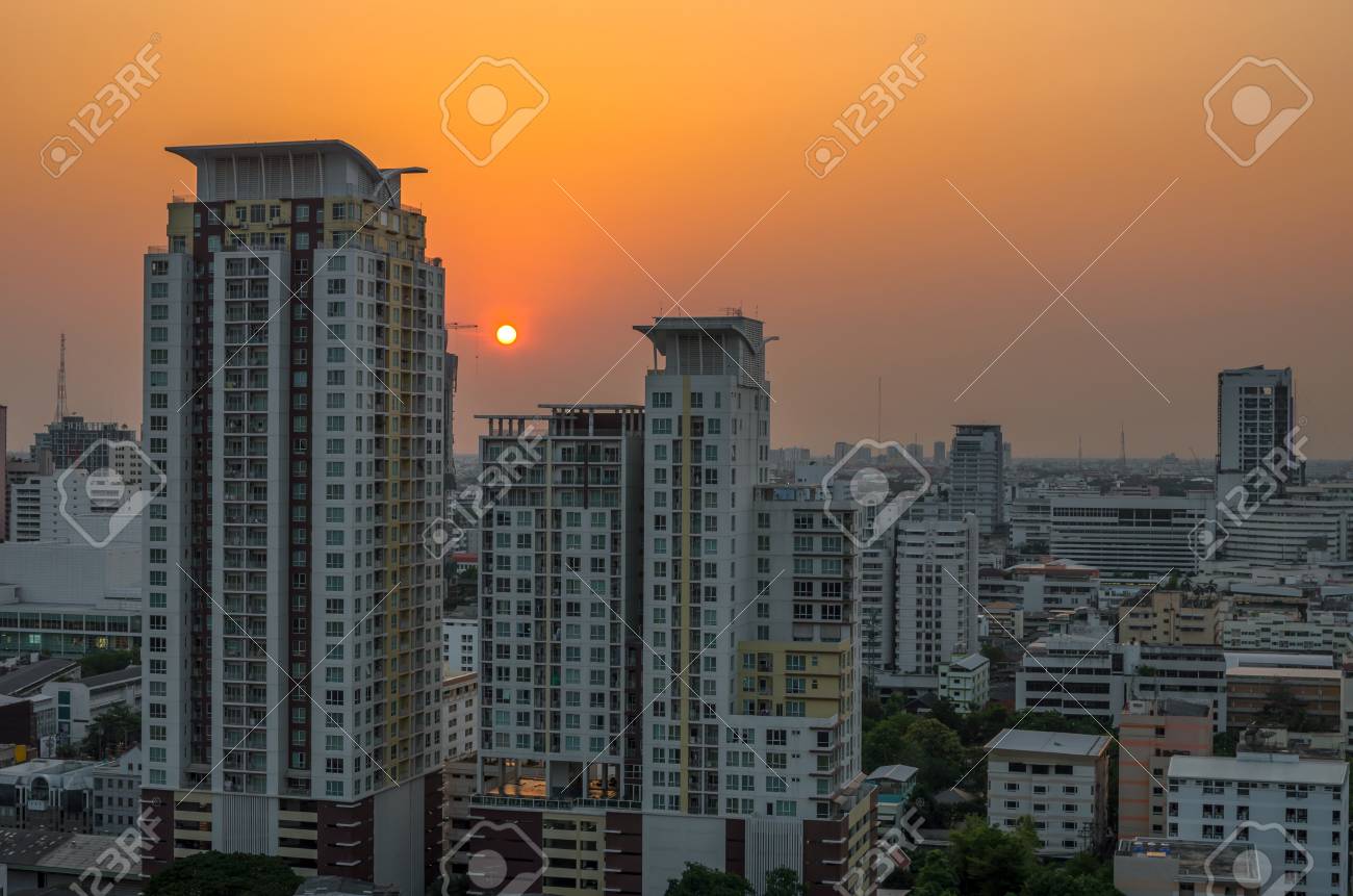 バンコクの街並み、近代的な夕日と建物