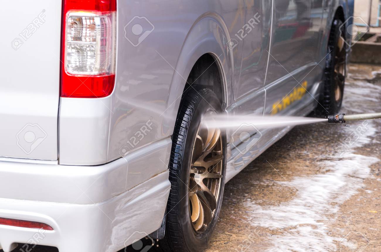 バン車洗う高圧洗浄機で車のホイールに焦点を当てる の写真素材 画像素材 Image バン車洗う高圧洗浄機で車のホイールに焦点を当てる の写真素材 画像素材 Image