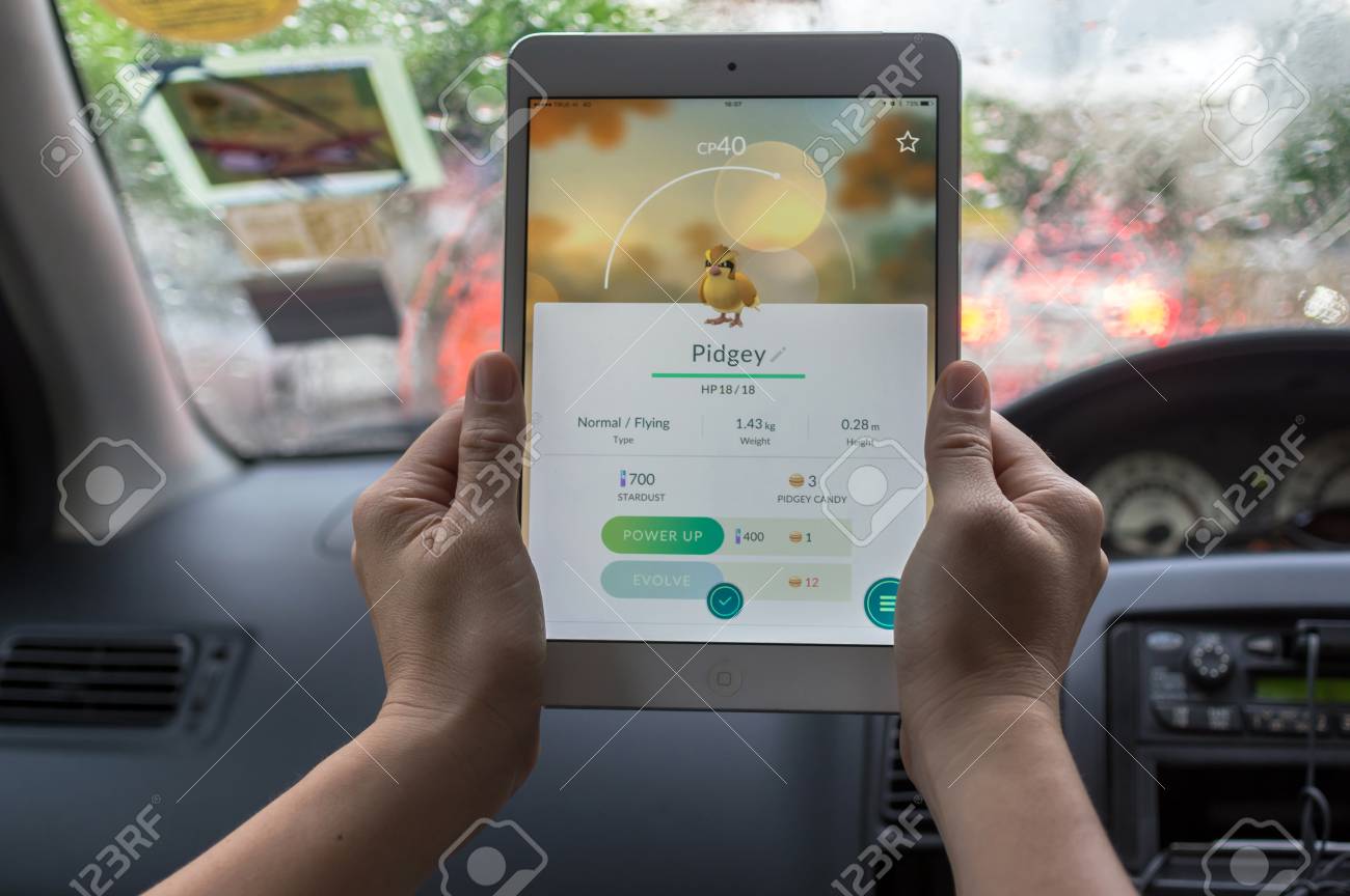 Bangkok Tailandia 7 De Agosto De 16 De Sostener La Tableta Del Ipad Mini2 De Apple Que Muestra El Uso De Pokemon Go En La Pantalla En El Coche Encima En