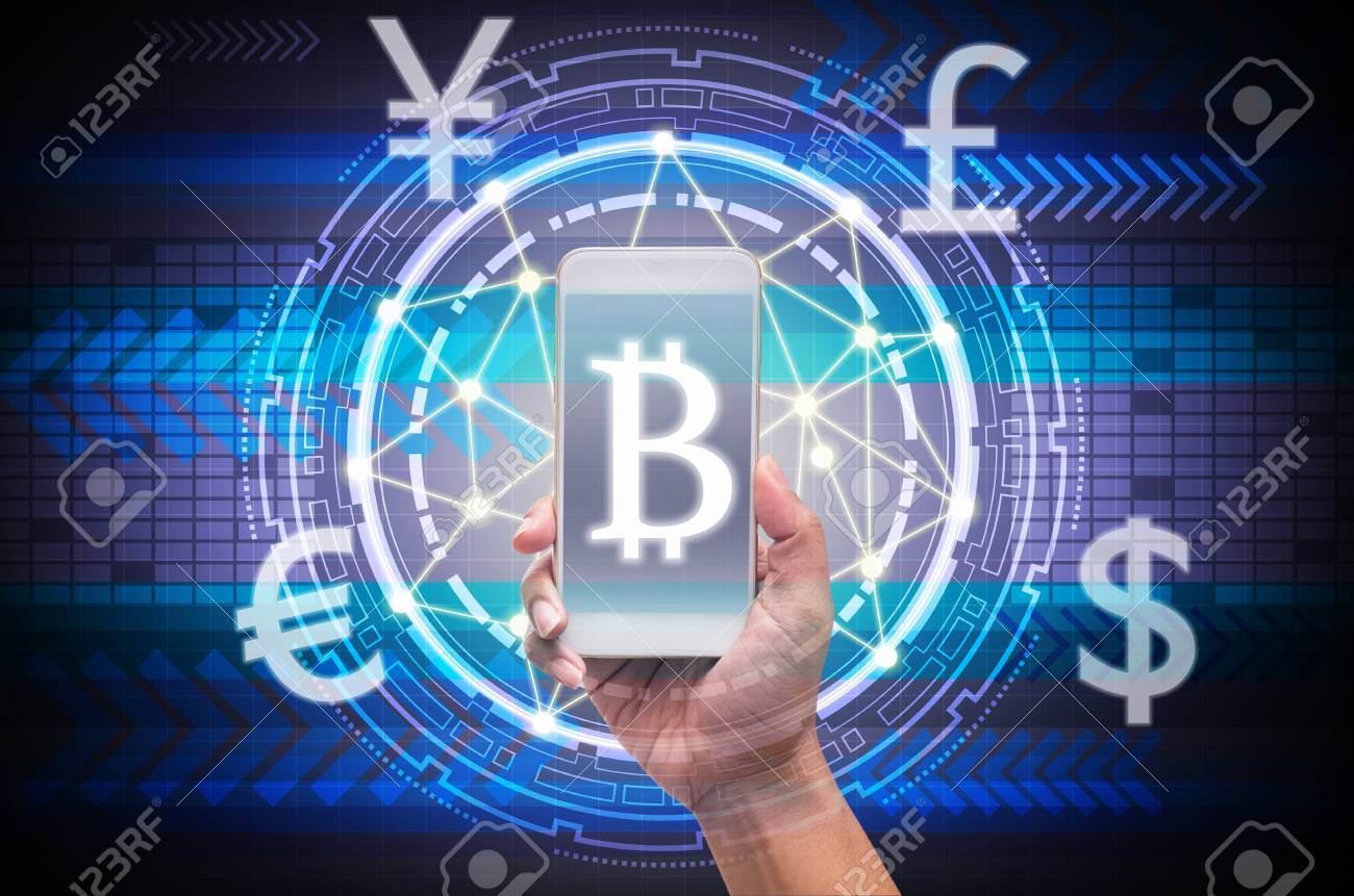 스마트 기술 혁신을 통해 블록 체인 금융 기술을 보여주는 지주 스마트 폰 가상 화면 배경, 미국 달러 및 기타 통화, 비즈니스 핀 기술  통신 네트워크 개념 로열티 무료 사진, 그림, 이미지 그리고