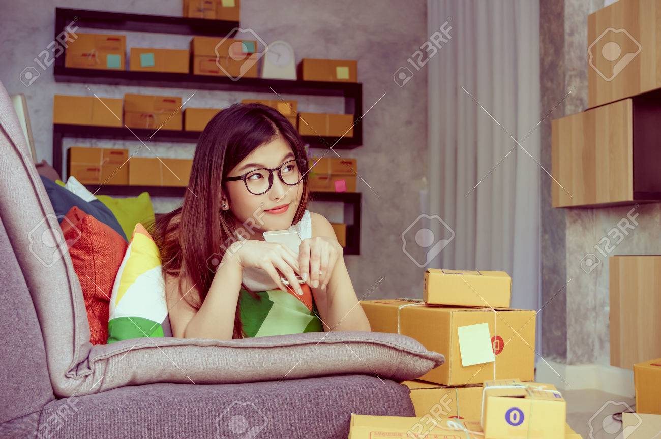 Junge Asiatische Teenager Besitzer Geschaftsfrau Arbeit Zu Hause