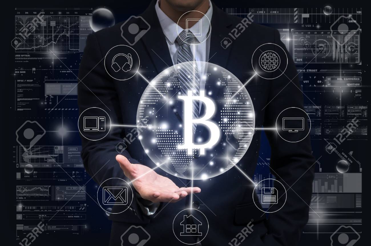 사업가 비트 코인 텍스트를 들고 금융 기술 또는 디지털 가상 화면 배경 위에 옴니 채널 FINTECH 연결, Cryptocurrency  또는 디지털 돈을 게재 로열티 무료 사진, 그림, 이미지 그리고 스톡포토그래피. Image 84929890