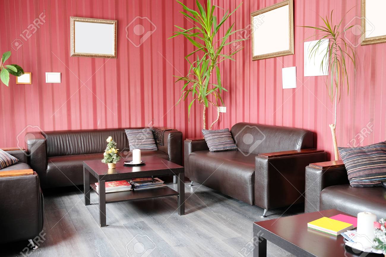 それ 緑の花 赤い壁紙と壁の上の写真の肌の家具とビジネス センターの訪問者の空部屋のインテリア の写真素材 画像素材 Image それ 緑の花 赤い壁紙と壁の上の写真の肌の家具とビジネス センターの訪問者の空部屋のインテリア の写真素材 画像素材 Image