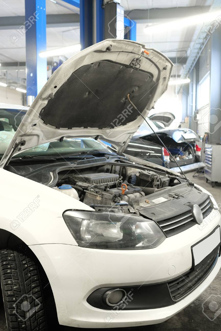 https://previews.123rf.com/images/uatp2/uatp21701/uatp2170100094/68923761-car-with-an-open-hood-in-a-repair-station.jpg?utm_source=chatgpt.com