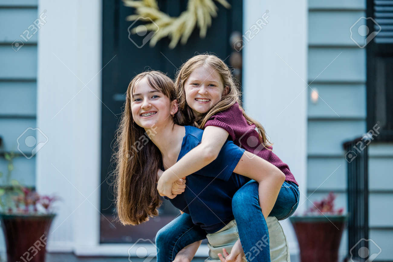 娘　10歳 外で10歳の娘を仰向けに抱っこしている父親の写真素材・画像素材 Image 174993437