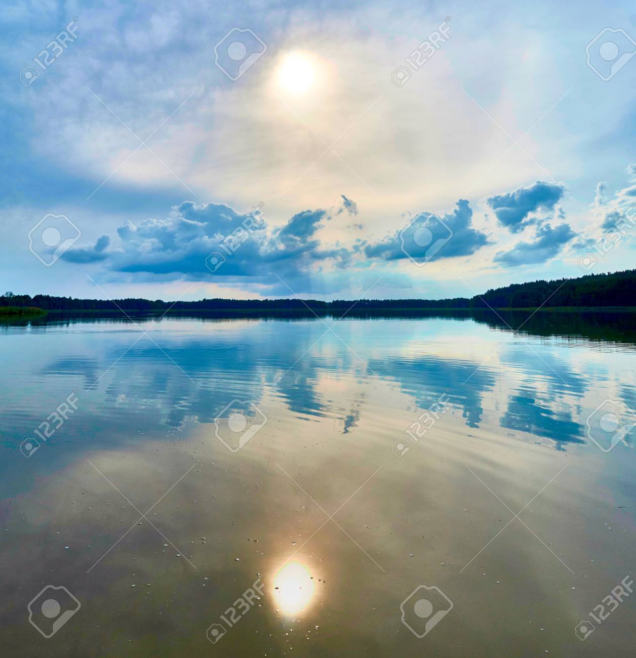 マズリ湖水地方 ポーランドの Lemiet 湖に沈む夕日の美しいパノラマの景色 夕日 幻想的な渡航先で湖の風景です マズリア ポーランド語 この音マズリ ドイツ語について それら始めなさい Masuren はその 2 000 L の有名な北ポーランドの地域 の写真素材 画像素材