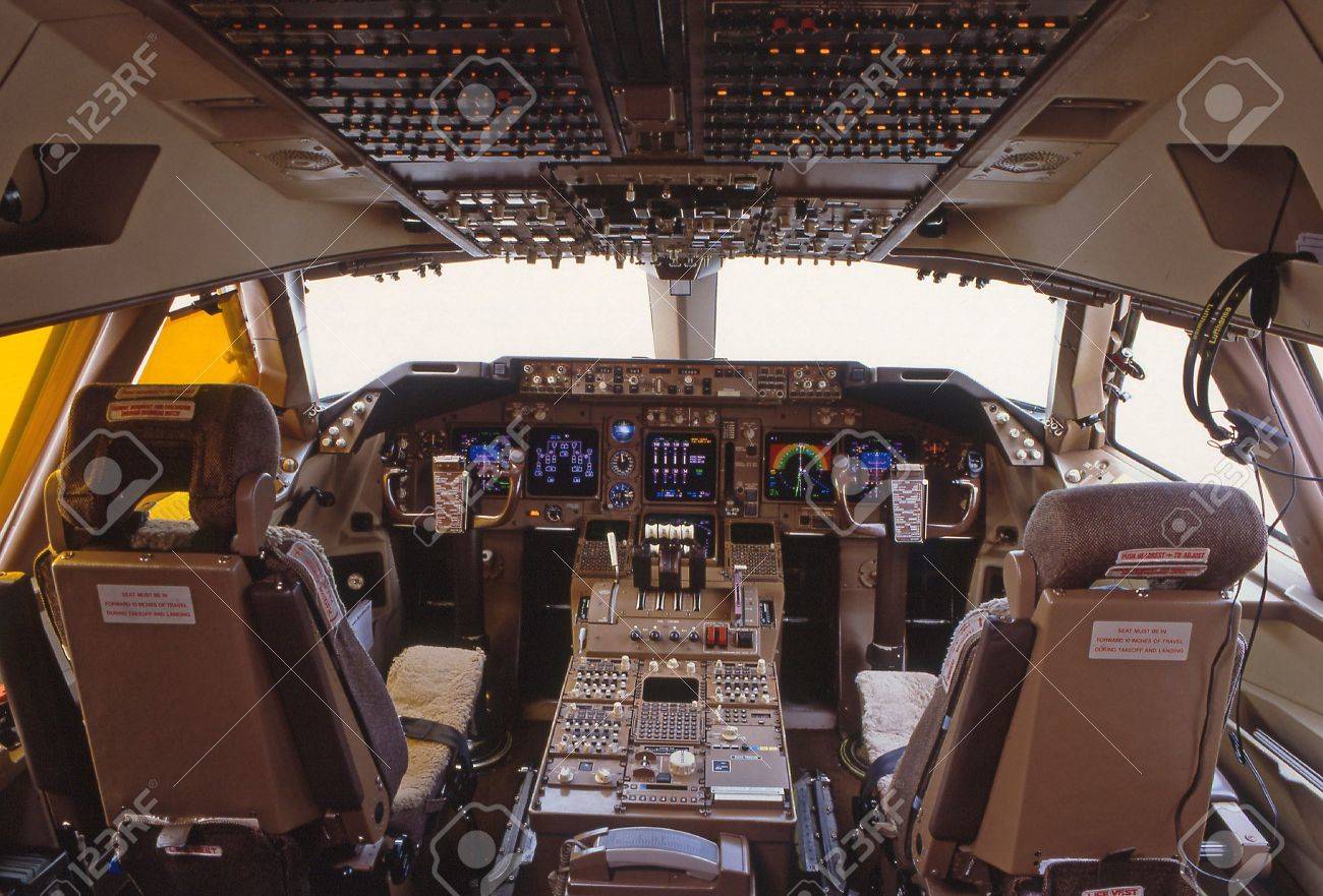 ボーイング B747 ジャンボ ジェット機のコックピット。の写真