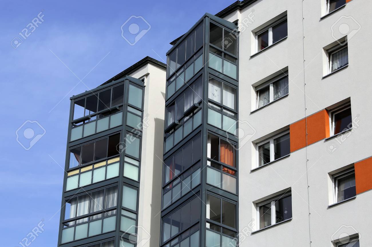 ガラス張りのバルコニー付きマンション の写真素材 画像素材 Image