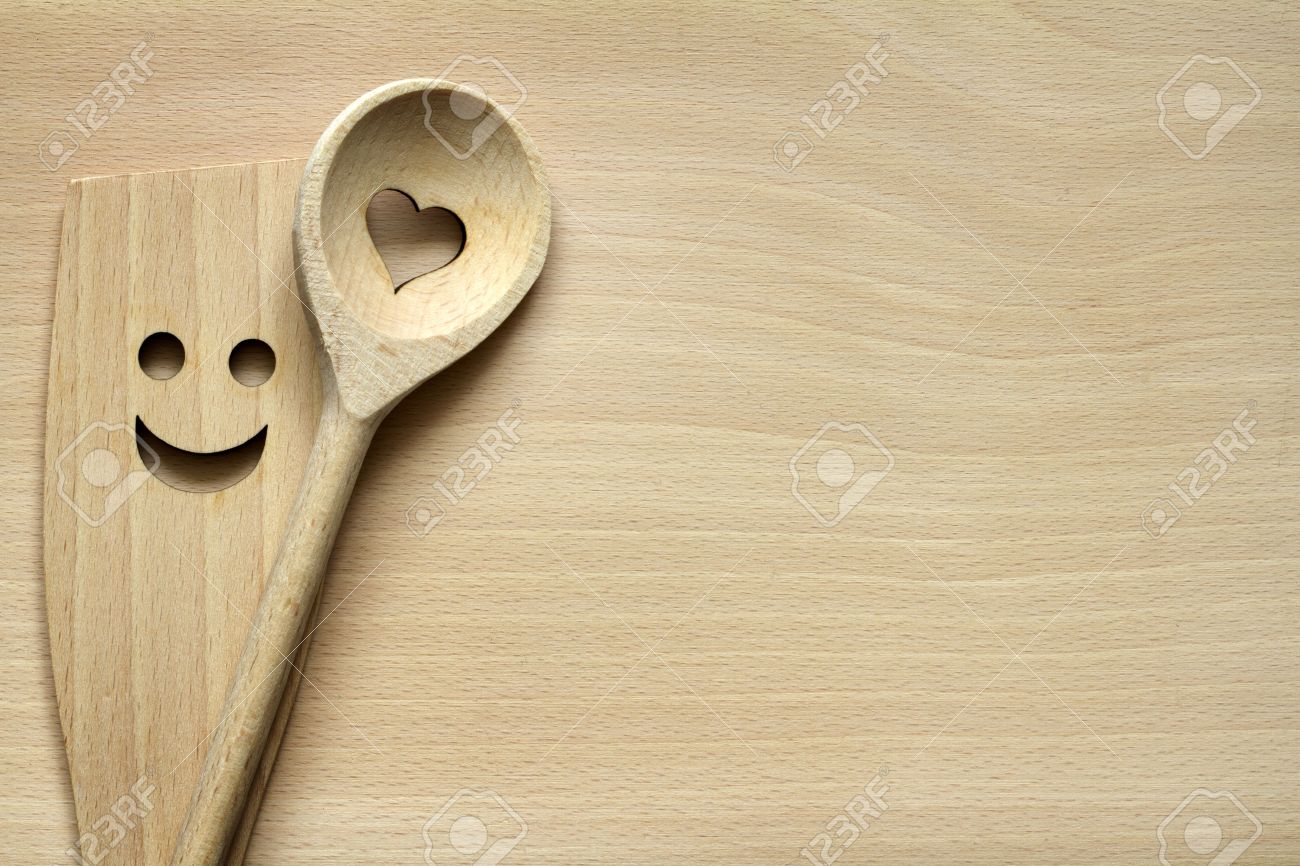 Ustensiles de cuisine en bois sur une planche à découper la nourriture fond abstrait Ustensiles de cuisine en bois sur une planche à découper la nourriture fond abstrait