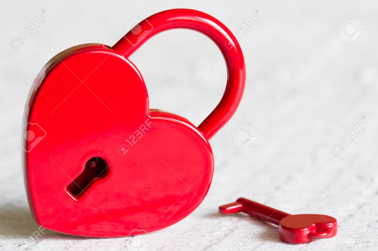 赤い南京錠ハート形バレンタインデー愛抽象的なサイン の写真素材 画像素材 Image