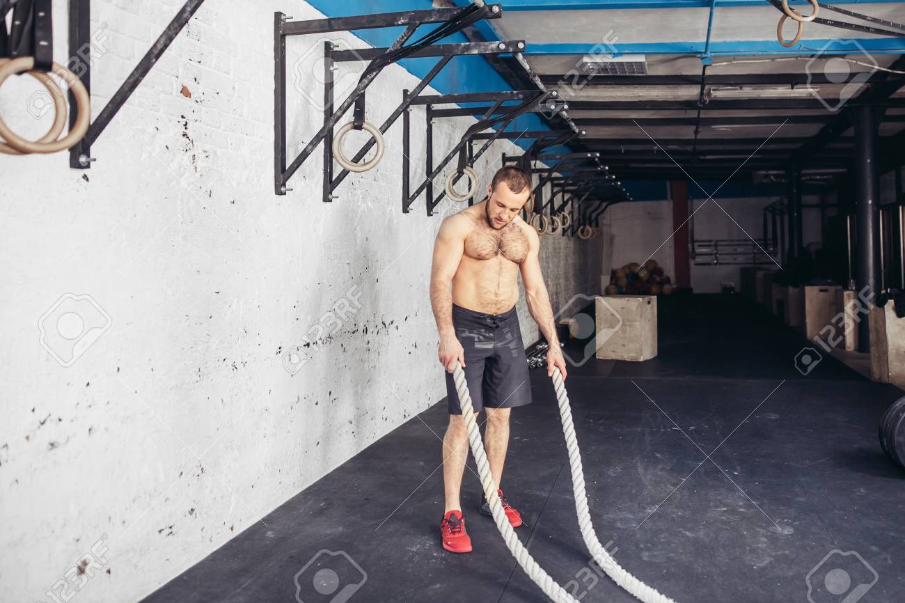 フィットネスジムでバトルロープバトルロープ運動をする男性 の写真素材 画像素材 Image