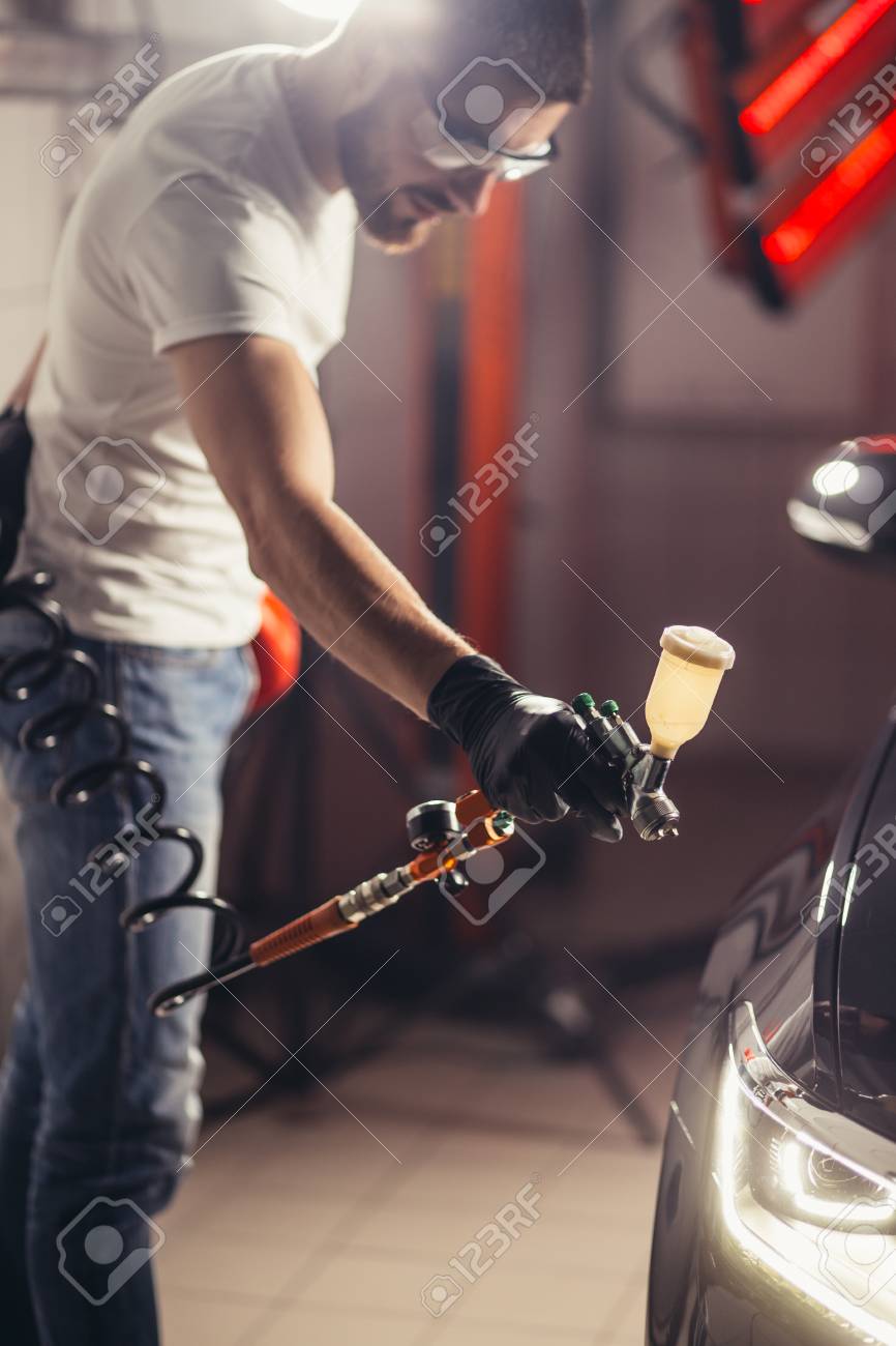 セラミックコーティングを施した洗車 塗装事業車にニスを吹き付ける の写真素材 画像素材 Image