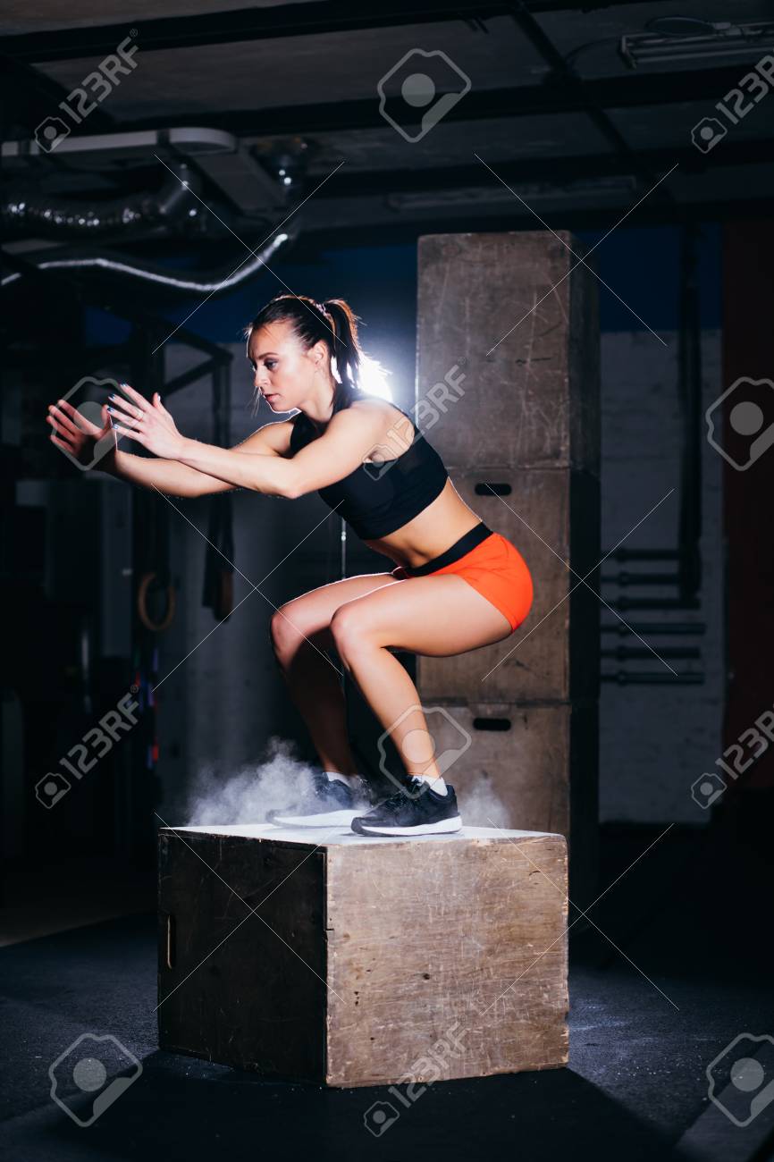 女性ジャンプボックス クロスフィットジムでボックスジャンプワークアウトをしているフィットネス女性 の写真素材 画像素材 Image