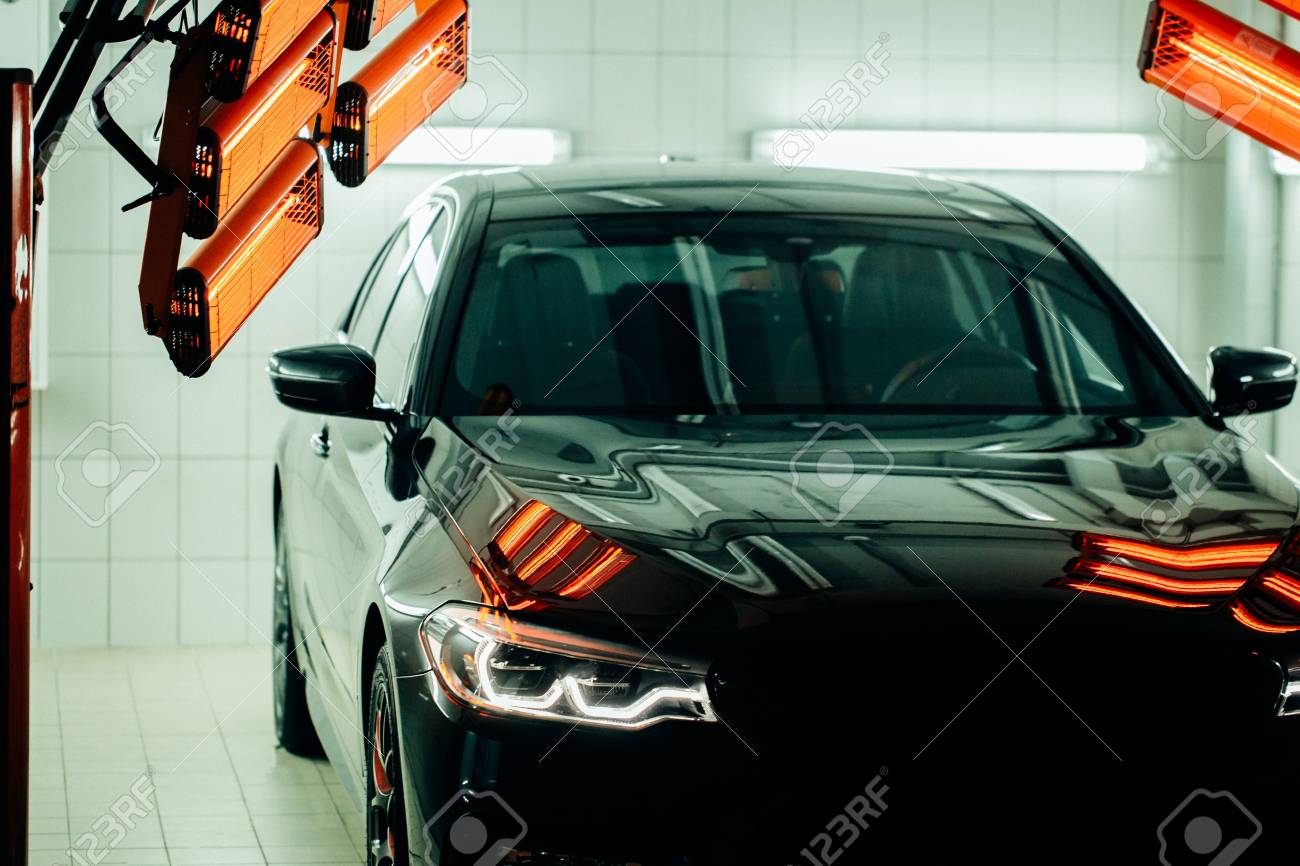 セラミックコーティングを乾燥させるためのランプは車の後ろにあります の写真素材 画像素材 Image セラミックコーティングを乾燥させるためのランプは車の後ろにあります の写真素材 画像素材 Image