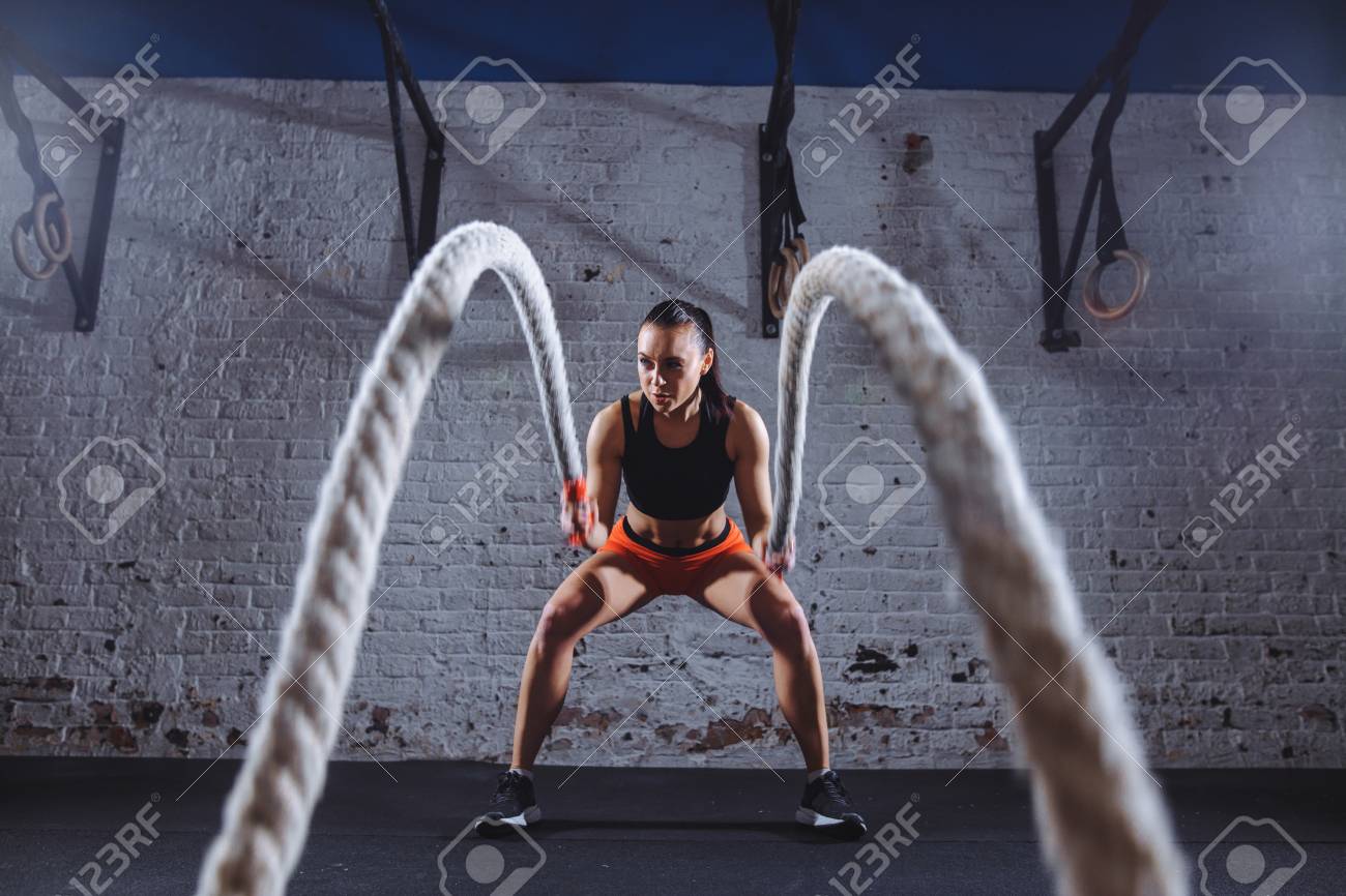 クロスフィットジムでバトルロープで働く若い女性 の写真素材 画像素材 Image