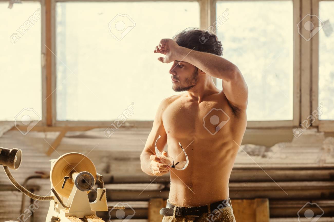 Carpintero Desnudo Está Limpiando El Sudor Y Descansando Después Del  Trabajo Fotos, retratos, imágenes y fotografía de archivo libres de  derecho. Image 94923469