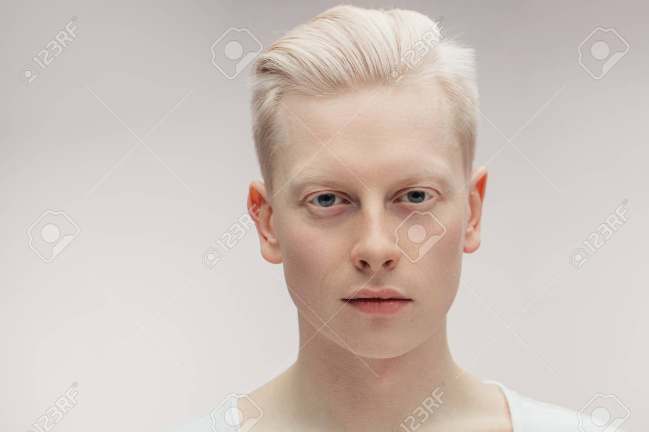 ブロンド パイパン 白で隔離のファッションモデルの男性。ハンサムなアルビノの男のクローズアップ。の写真素材・画像素材 Image 103944541