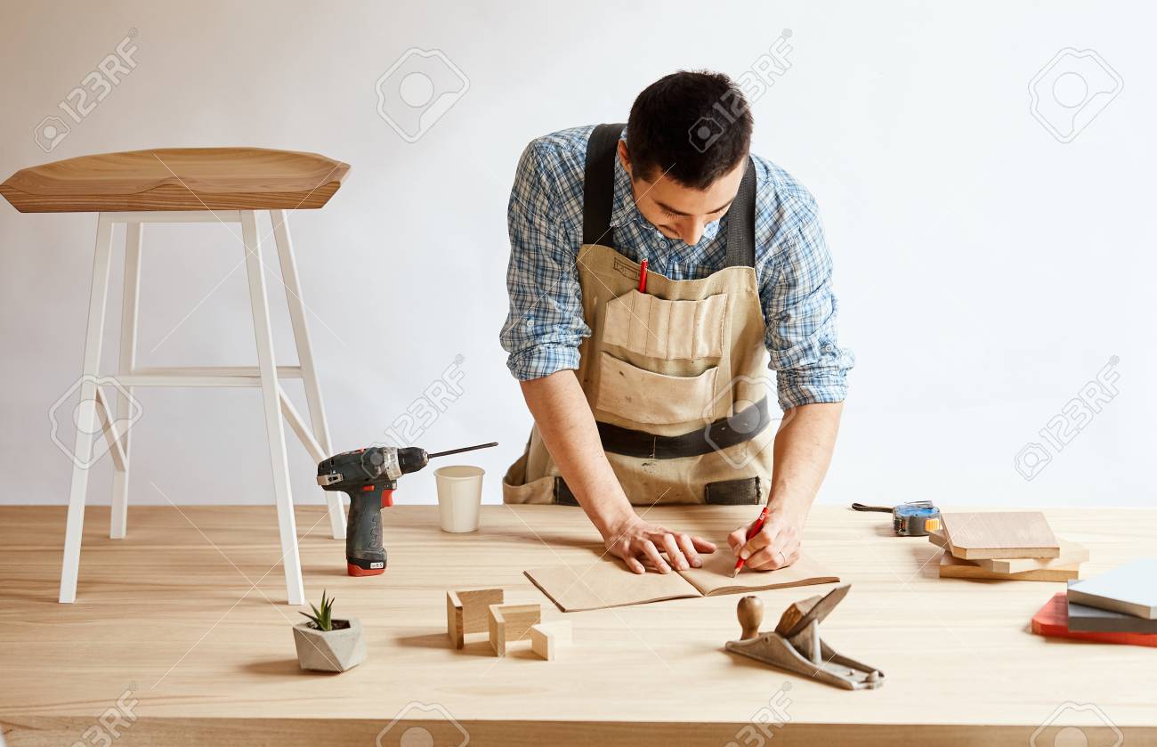 Молодой плотник. Столяр. Услуги столяра в академгородке. Профессия столяр. Столяра, плотники, каменщики.