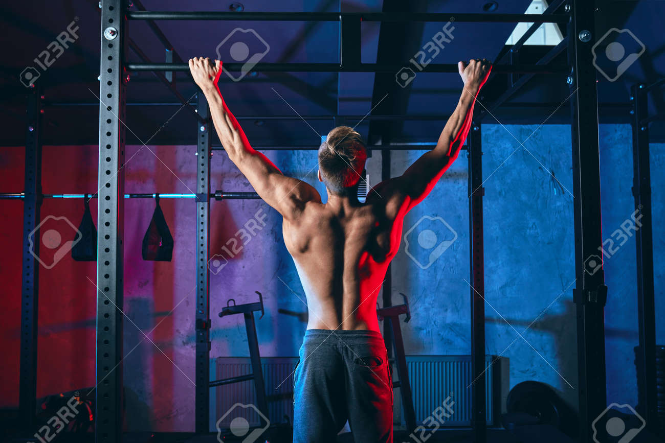 kipping pull up bar