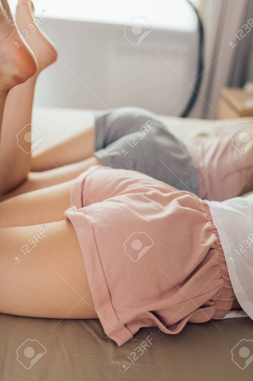 性的なポーズで横たわっている2人の若い女性。レズビアンのお尻。不注意な生活、自由時間、暇な時間、怠惰の写真素材・画像素材 Image 153423770